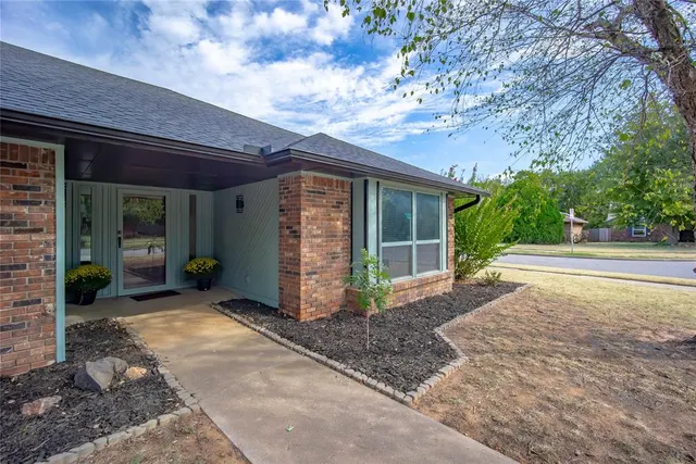 Photo 2 — 1724 Still Water Lane, Edmond, OK 73013