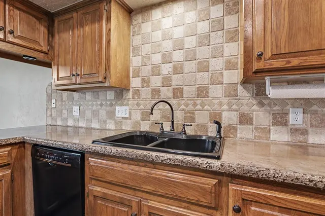 Photo 5 — 2028 Melody Lane, Edmond, OK 73013