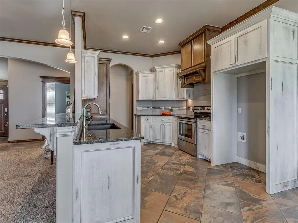 Photo 6 — 909 SW 14th Street, Moore, OK 73160