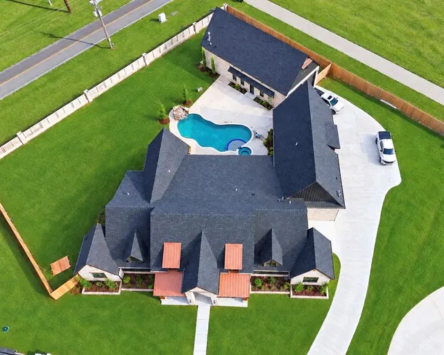 Photo 2 — 4700 Rustic Trail, Moore, OK 73160