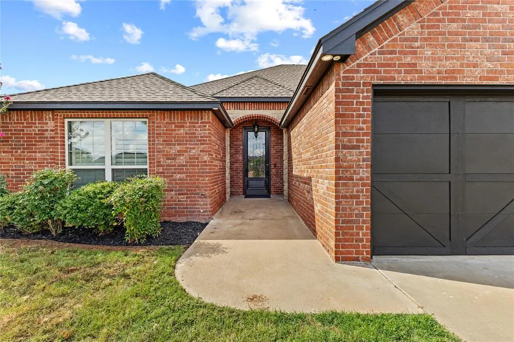 Photo 2 — 2425 Pumpkin Lane, Weatherford, OK 73096