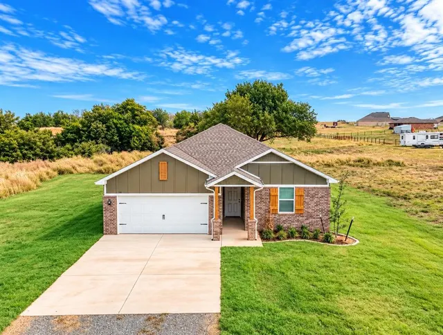 Photo 2 — 745 Cumberland Drive, Guthrie, OK 73044