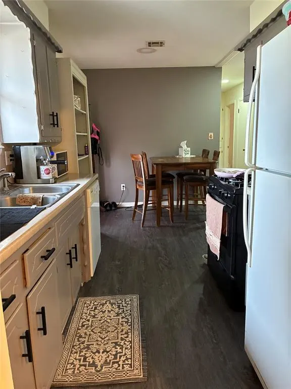 Photo 3 — 911 SW 2nd Street, Moore, OK 73160