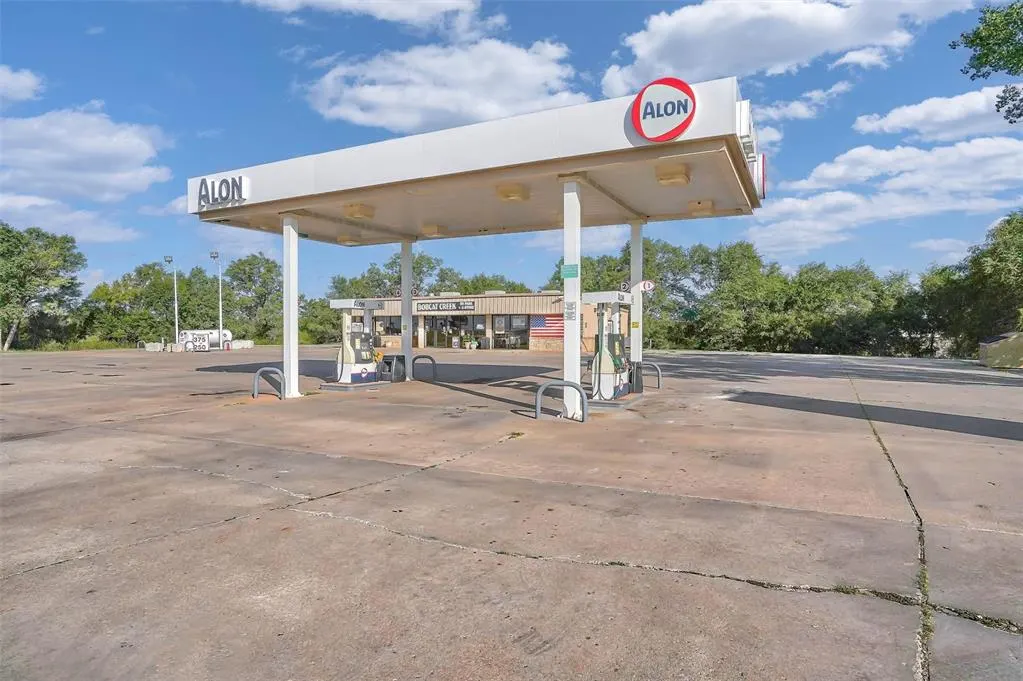Photo 4 — 2003 NE Highway 66, Sayre, OK 73662