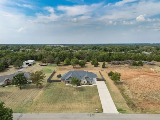 Photo 2 — 19196 Abigail Drive, Shawnee, OK 74801