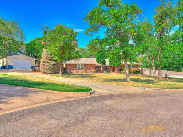 Photo 2 — 3401 Carriage Way, Edmond, OK 73013