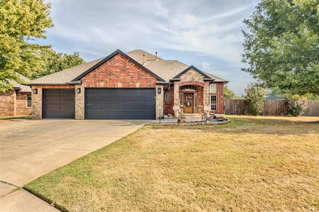 Front exterior — 531 W Alamo Court Way, Mustang, OK 73064