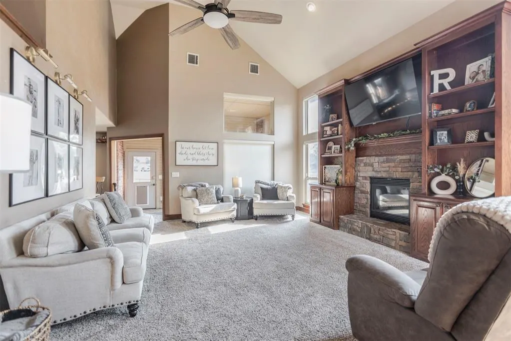 Photo 3 — 531 W Alamo Court Way, Mustang, OK 73064