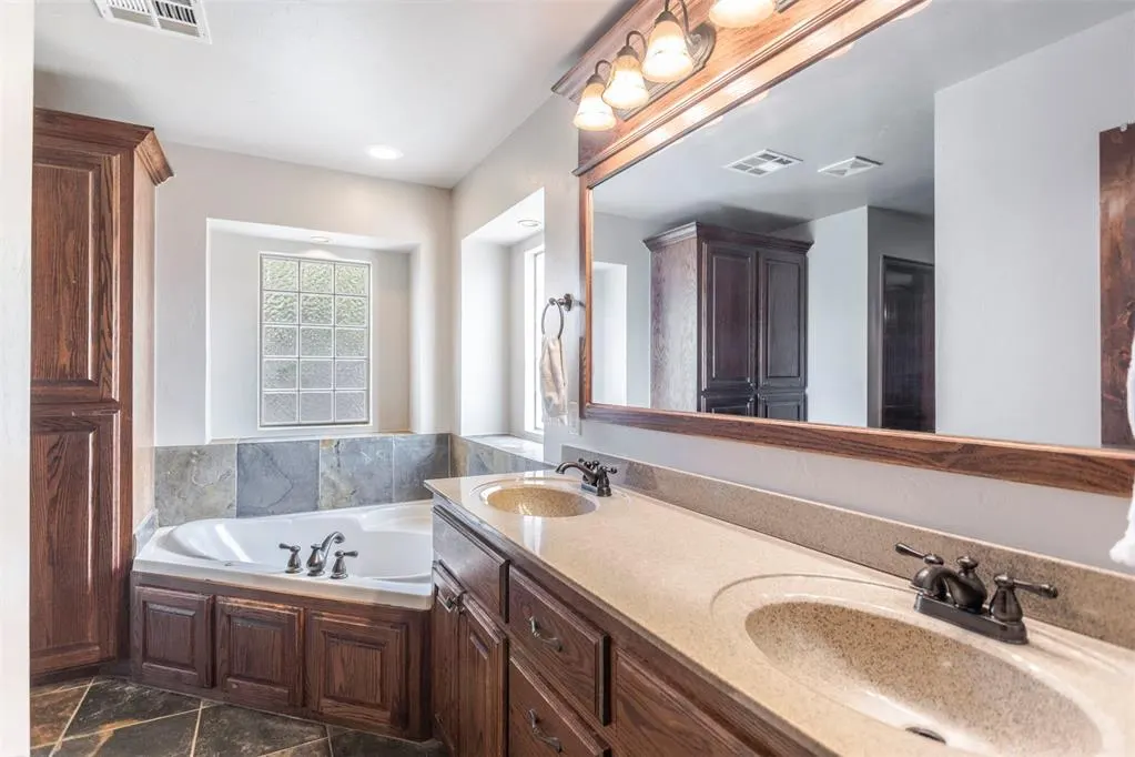 Photo 18 — 531 W Alamo Court Way, Mustang, OK 73064