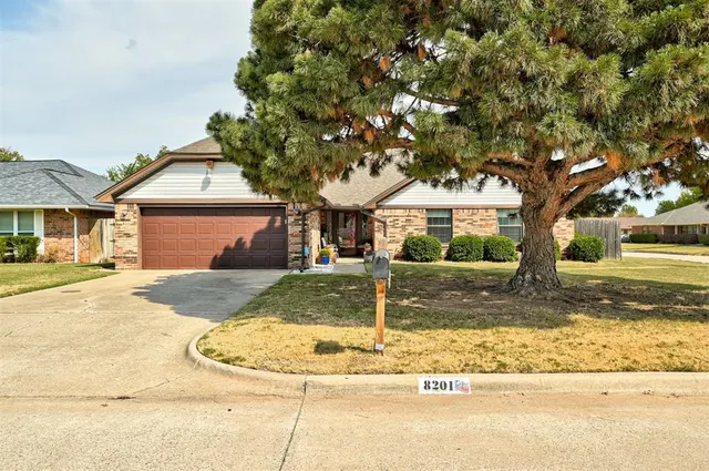 Photo 6 — 8201 Willow Creek Boulevard, Oklahoma City, OK 73162