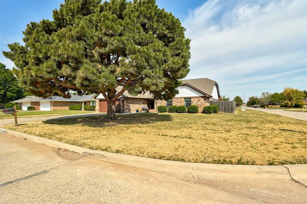Photo 7 — 8201 Willow Creek Boulevard, Oklahoma City, OK 73162