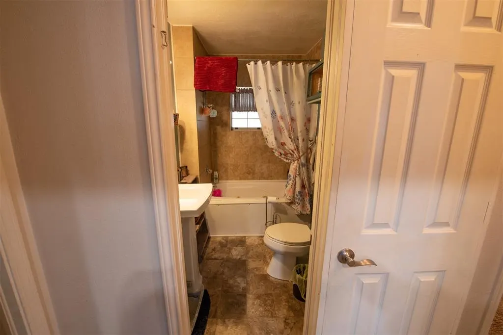 Photo 11 — 300 S Cedar Avenue, Erick, OK 73645