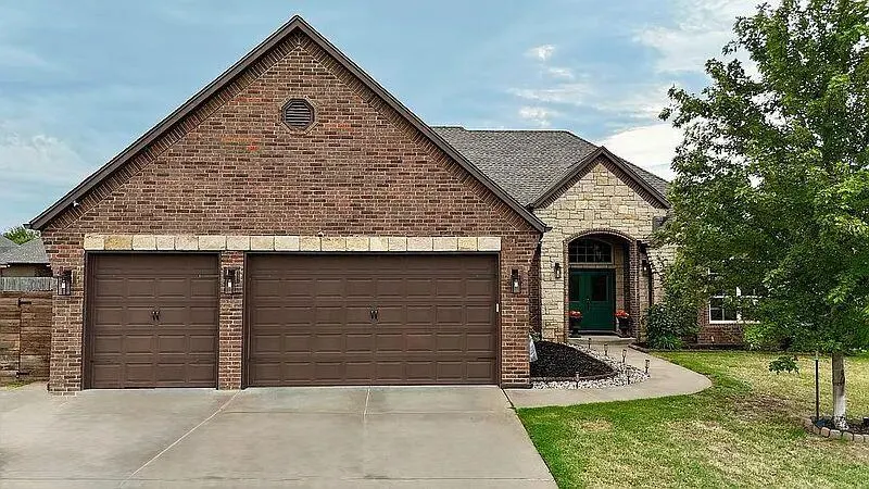 Photo 2 — 12624 Lexington Drive, Oklahoma City, OK 73173