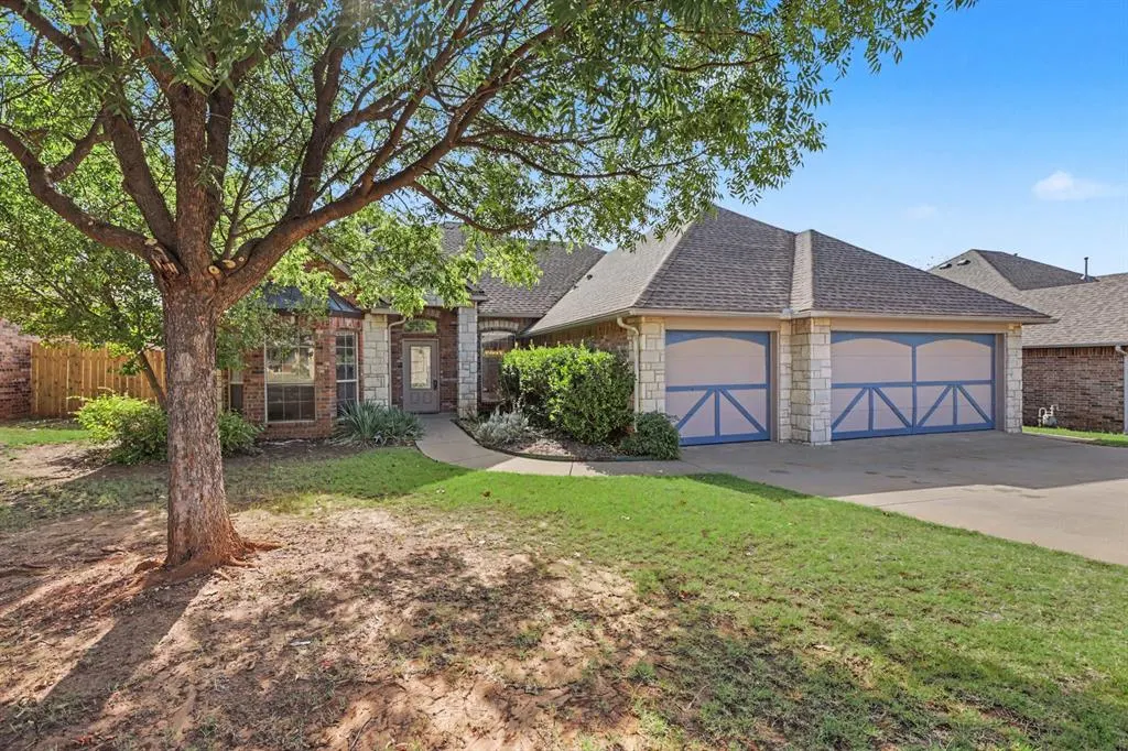 Photo 2 — 16208 Old Oak Drive, Edmond, OK 73013