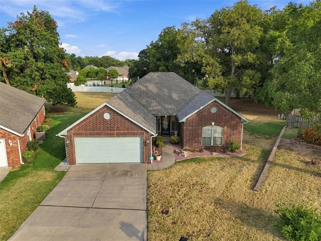 Front exterior — 1718 Bridlewood Court, Shawnee, OK 74804