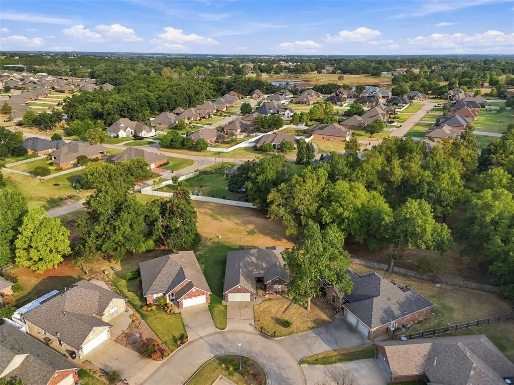 Photo 2 — 1718 Bridlewood Court, Shawnee, OK 74804