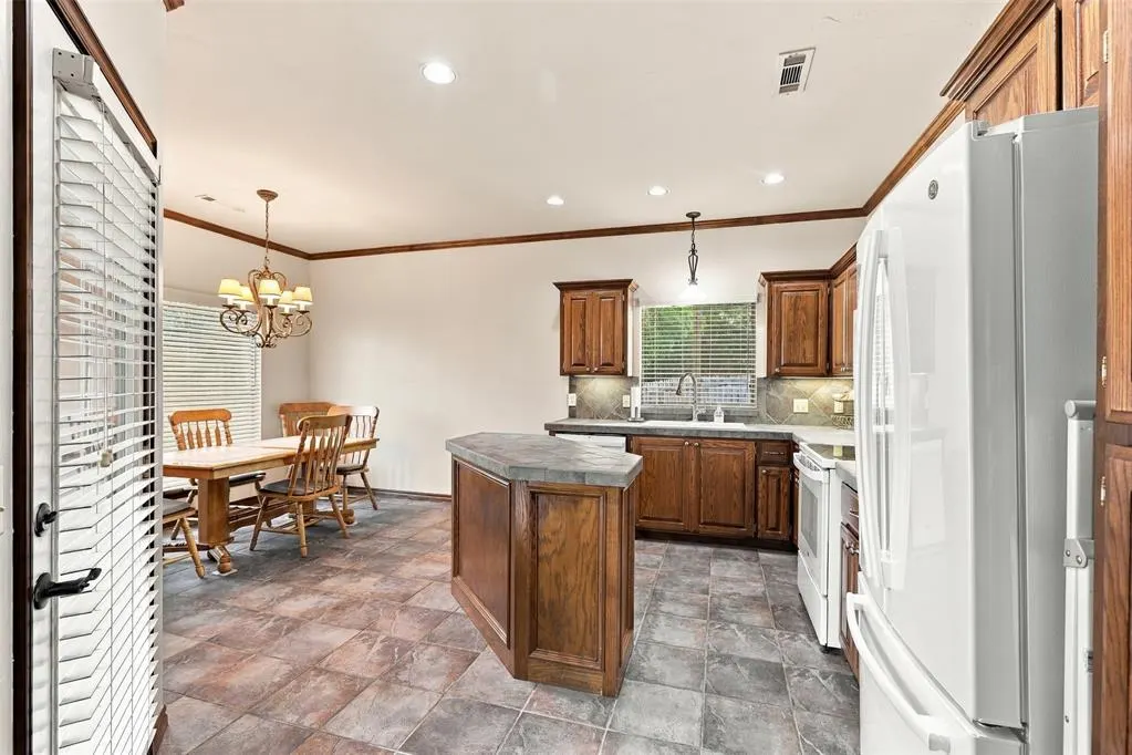 Photo 9 — 1718 Bridlewood Court, Shawnee, OK 74804