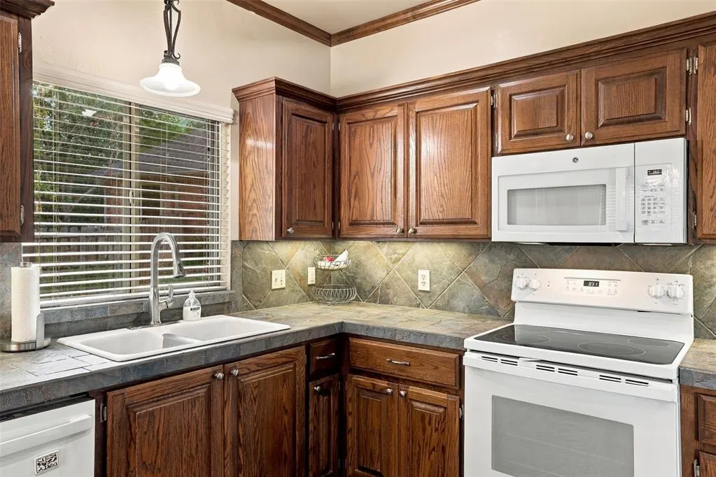Photo 12 — 1718 Bridlewood Court, Shawnee, OK 74804