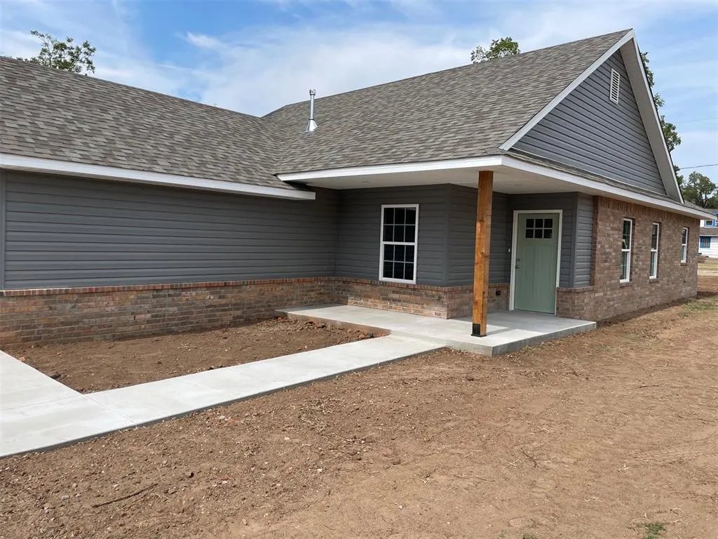 Photo 2 — 202 W Rosa Street, Shawnee, OK 74804