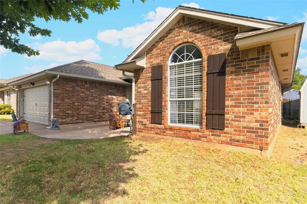 Photo 2 — 10221 Bradford Way, Yukon, OK 73099