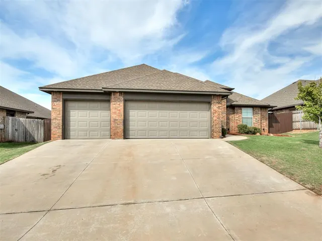 Photo 2 — 1017 Dayton Lane, Moore, OK 73160
