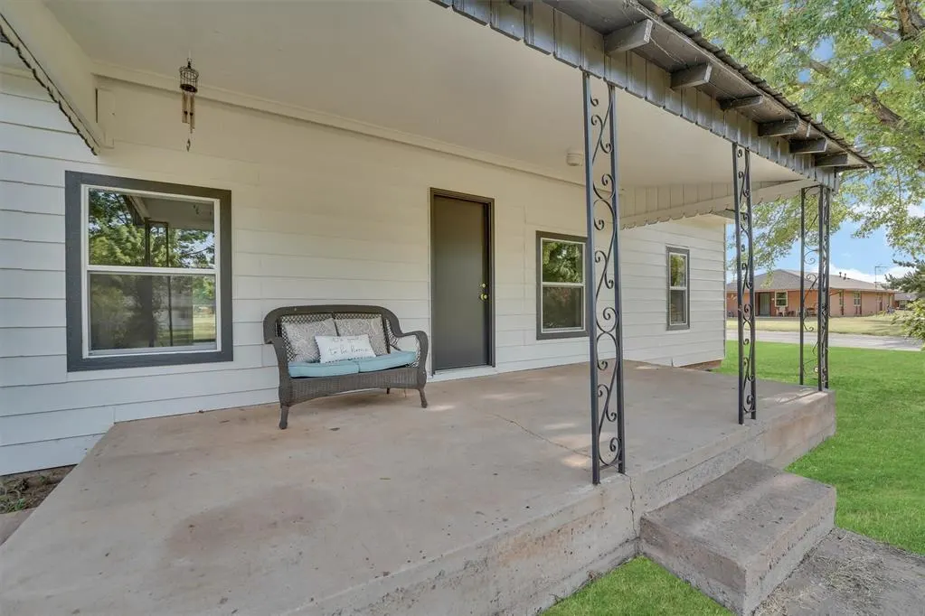 Photo 2 — 401 W 1st Street, Erick, OK 73645