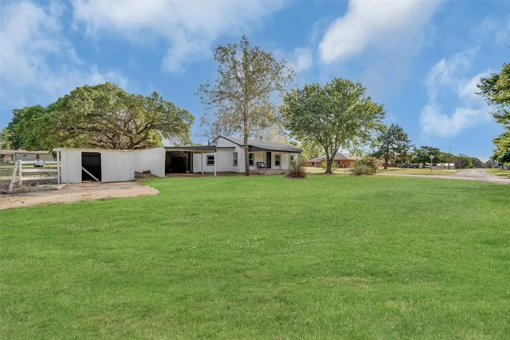Photo 4 — 401 W 1st Street, Erick, OK 73645