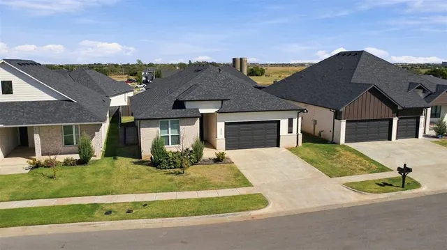 Photo 2 — 15116 Jasper Court, Edmond, OK 73013