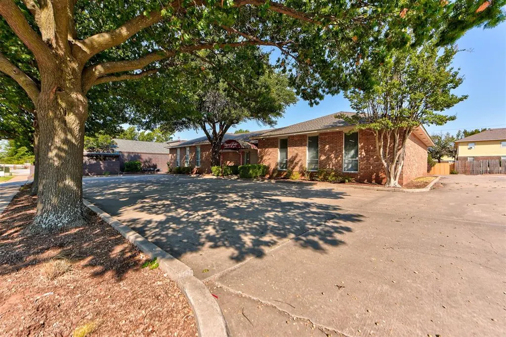 Photo 2 — 2433 Wilcox Drive, Norman, OK 73069