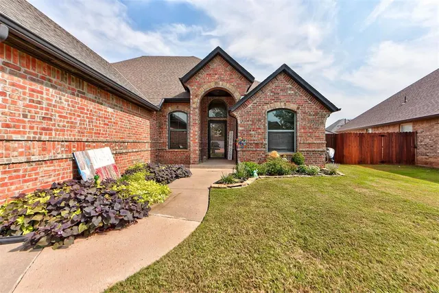Photo 2 — 2716 Kathleens Crossing, Yukon, OK 73099