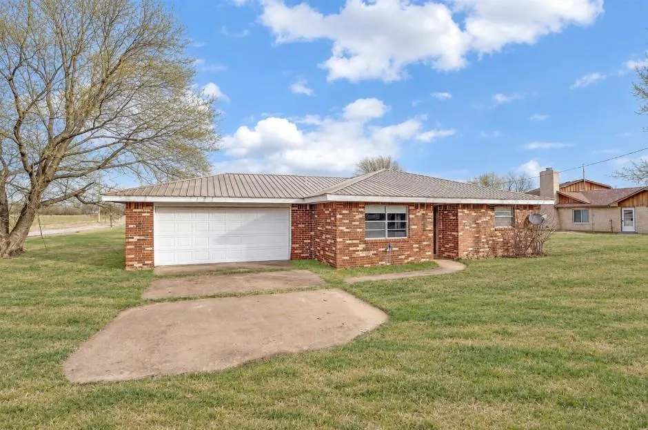 Photo 2 — 105 NW Boundry Road, Erick, OK 73645