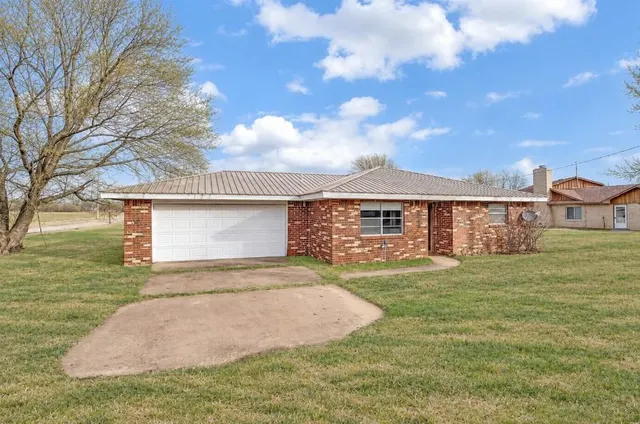 Photo 2 — 105 NW Boundry Road, Erick, OK 73645