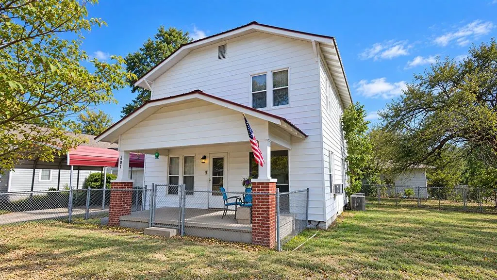 Photo 2 — 601 N Burgess Street, Holdenville, OK 74848