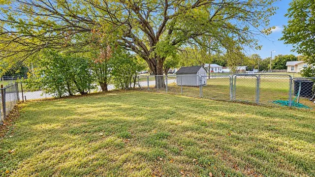 Photo 4 — 601 N Burgess Street, Holdenville, OK 74848
