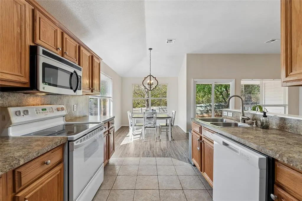 Photo 10 — 713 Cavecreek Street, Norman, OK 73071