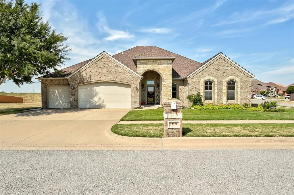 Front exterior — 13221 Brampton Way, Yukon, OK 73099