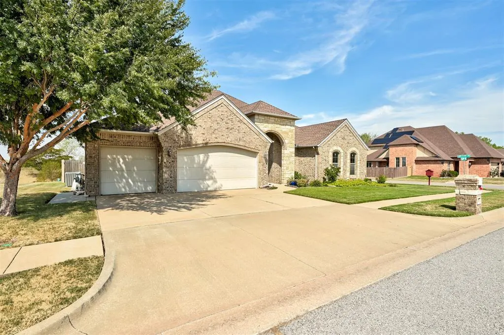 Photo 3 — 13221 Brampton Way, Yukon, OK 73099