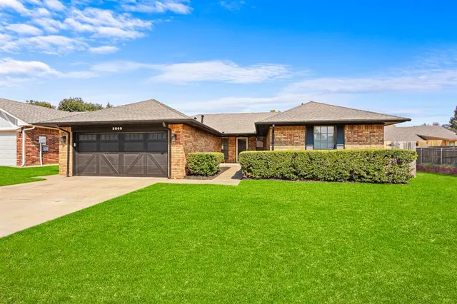 Photo 2 — 2809 Appaloosa Trail, Edmond, OK 73012