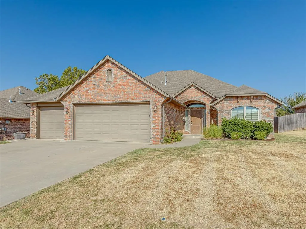 Front exterior — 529 Whispering Oaks Boulevard, Moore, OK 73160