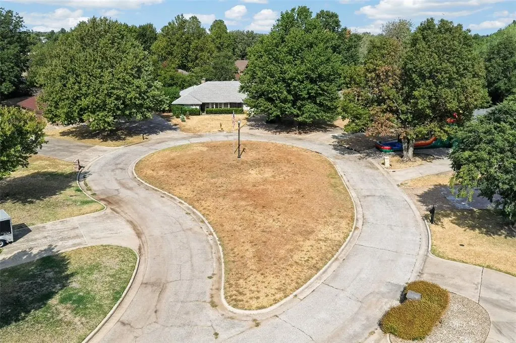Photo 4 — 9909 S Allen Drive, Oklahoma City, OK 73139