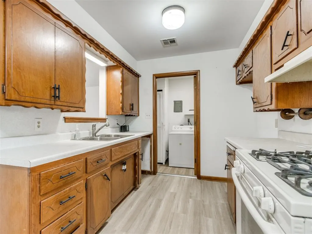 Photo 9 — 109 Rock Place, Moore, OK 73160