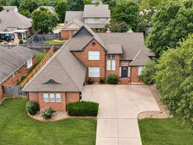 Photo 2 — 3641 Equestrian Court, Edmond, OK 73034