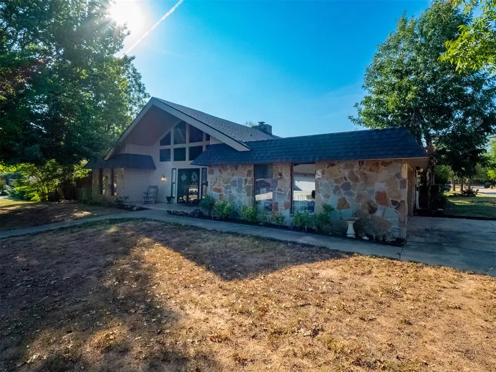 Photo 2 — 1 Lancet Court, Shawnee, OK 74804