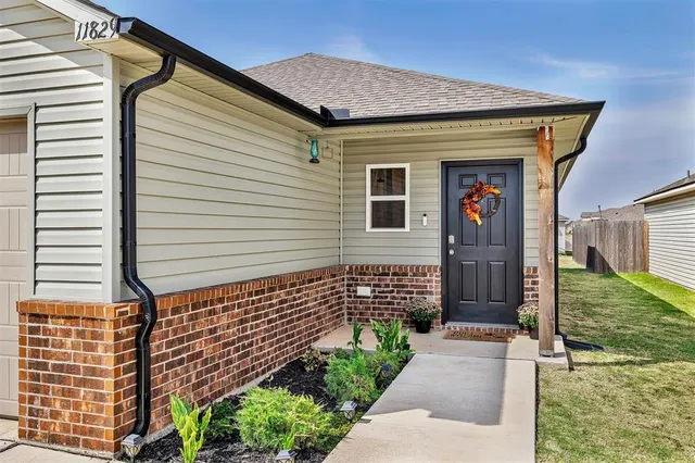 Photo 2 — 11829 Kameron Way, Yukon, OK 73099