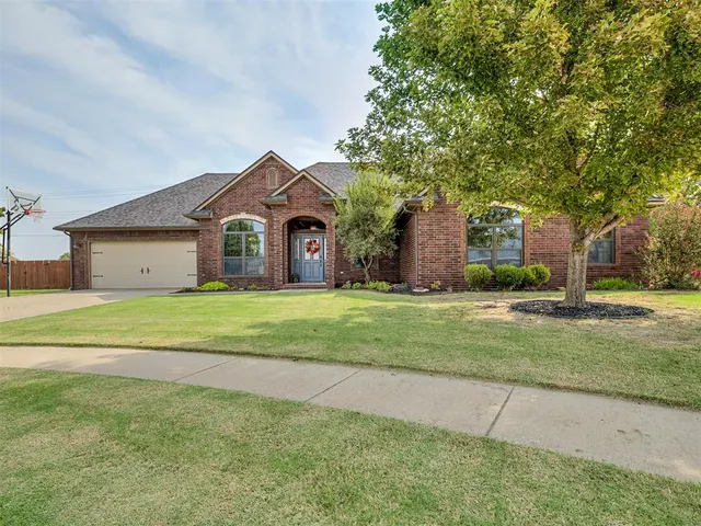Photo 2 — 1407 Fairfax Lane, El Reno, OK 73036