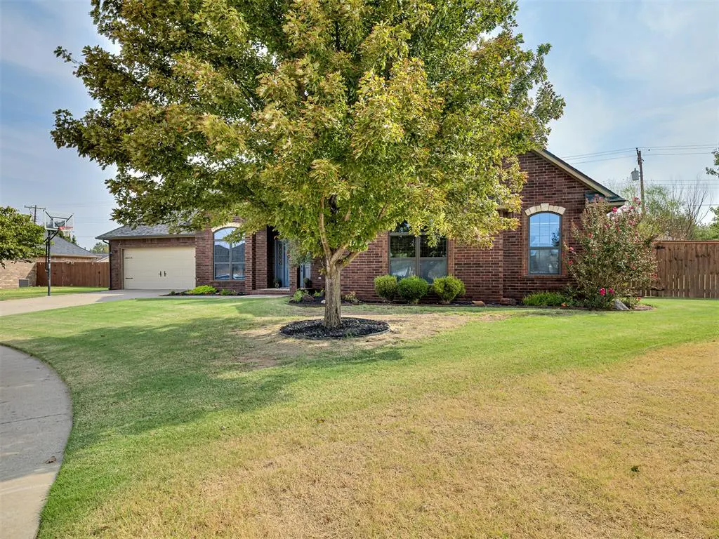 Photo 3 — 1407 Fairfax Lane, El Reno, OK 73036