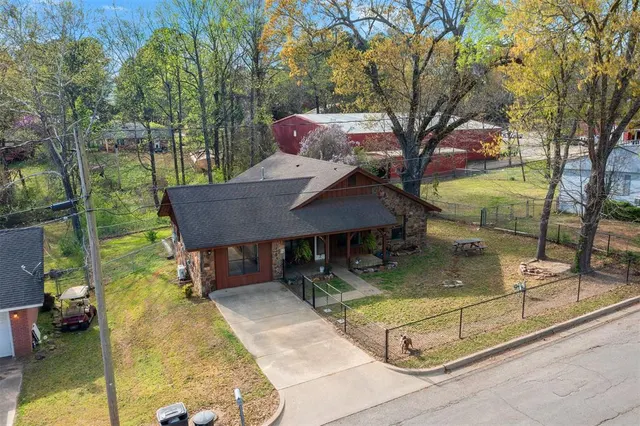 Photo 2 — 607 N Bock Street, Broken Bow, OK 74728