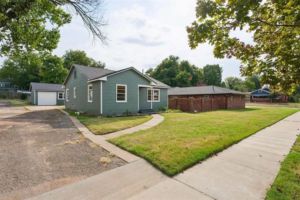 Photo 2 — 911 E Noble Avenue, Guthrie, OK 73044