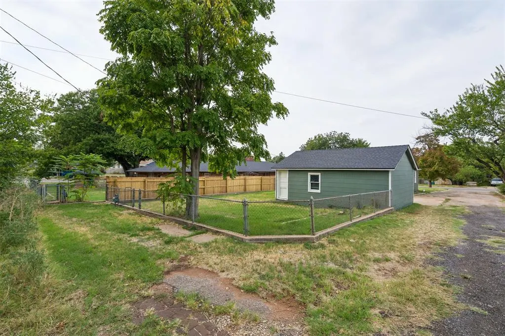 Photo 31 — 911 E Noble Avenue, Guthrie, OK 73044