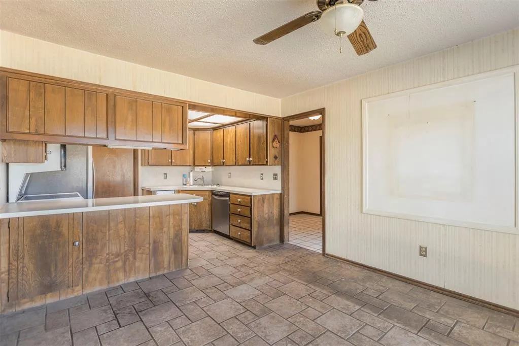 Photo 6 — 2340 Shadowlake Drive, Oklahoma City, OK 73159